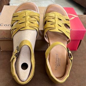 Comfortiva Marina Wedge Sandal in Citron Size 9  Leather Upper New in Box